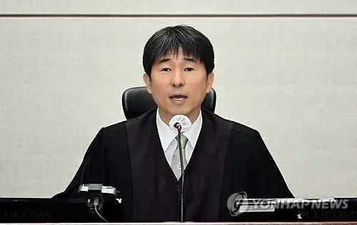 面对五花肉，烧酒，审判长池贵然胃口大打折扣。因为24日尹锡悦案检察厅专案组申请