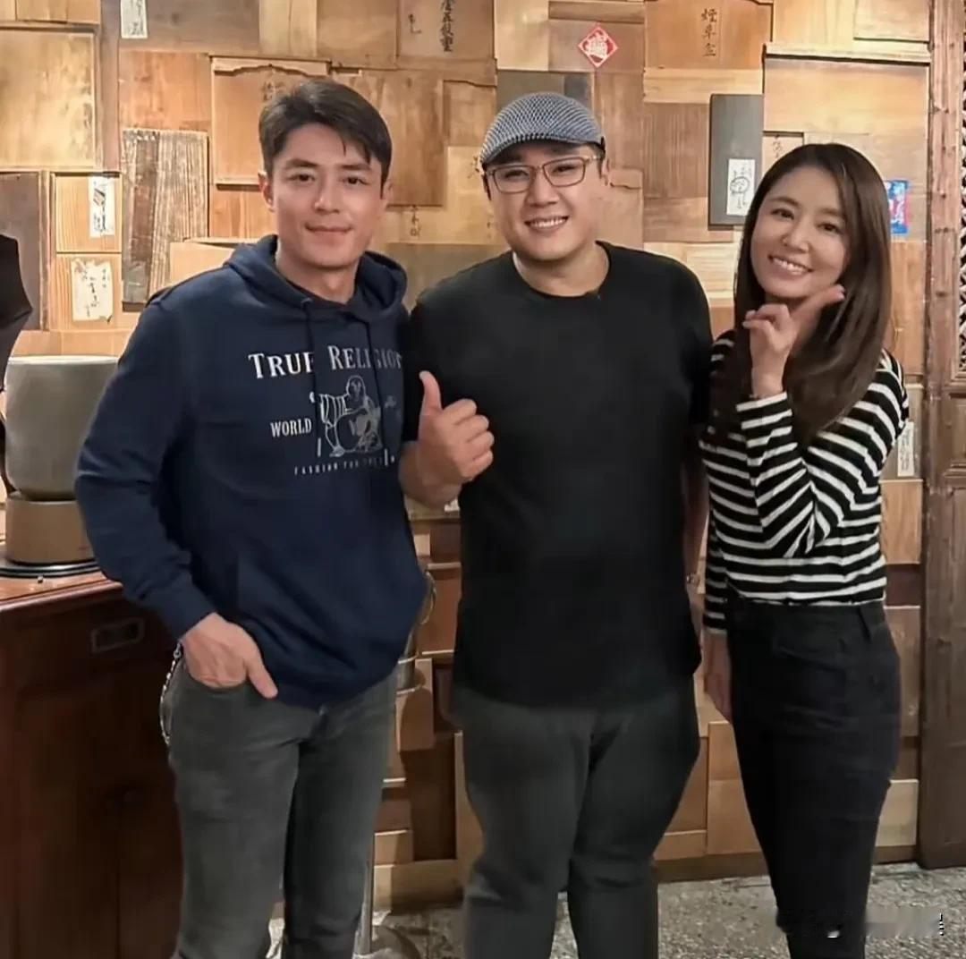 这一对明星夫妻内核好稳定啊，不论网友的评论怎么样，俩人每一次露面，都是那种岁月静