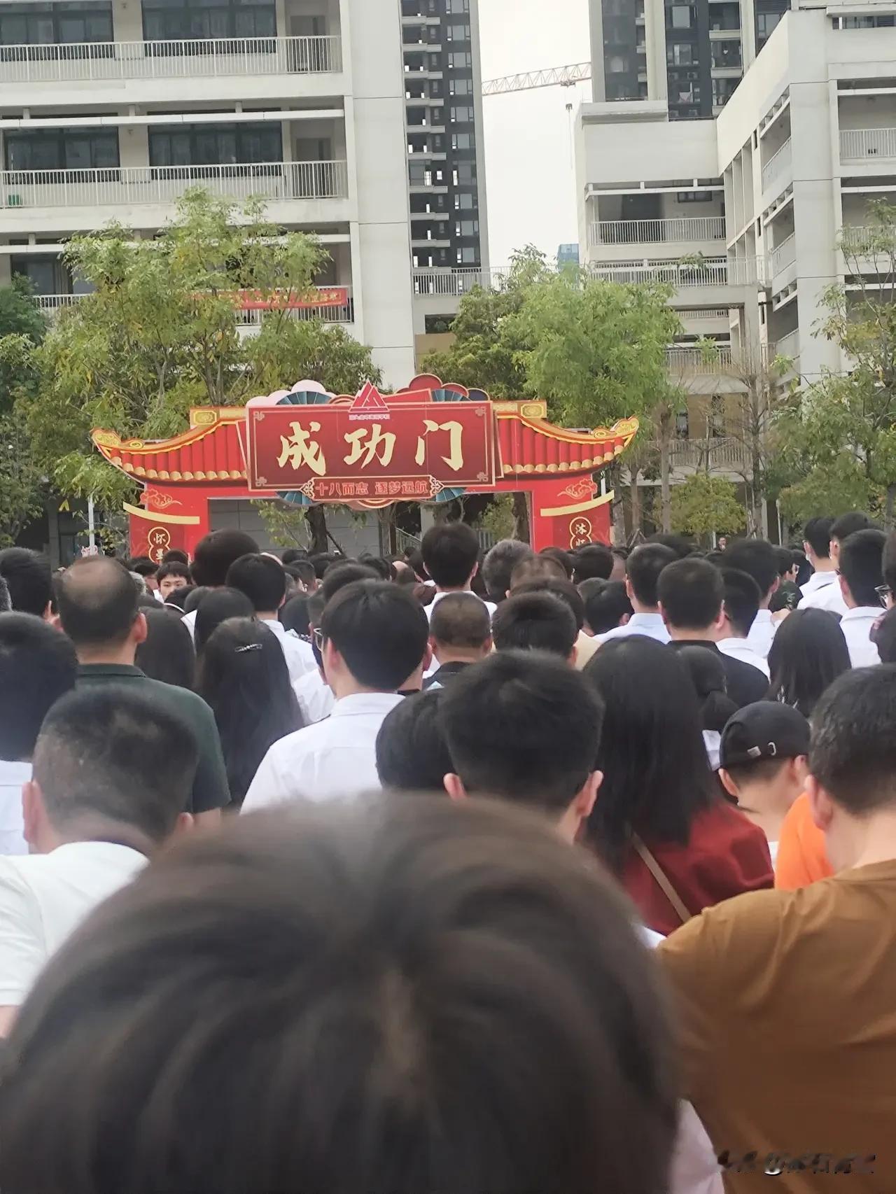 女儿今年高三，离高考只剩一个月时间，全班同学90%的同学选择周末留校学习。但是我