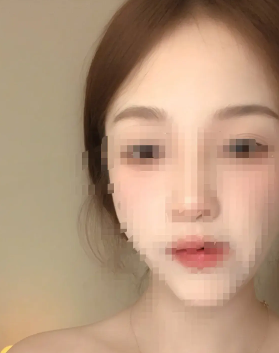 游客：说吧，你想要个什么礼物？女主播双手摸了摸衣角，忐忑害羞，矜持欠妥，款款