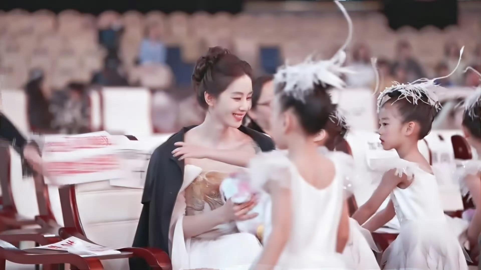 每个人磁场不一样，但是小朋友是很敏感的，刘诗诗真的很受人喜欢，不管业内业外，大人