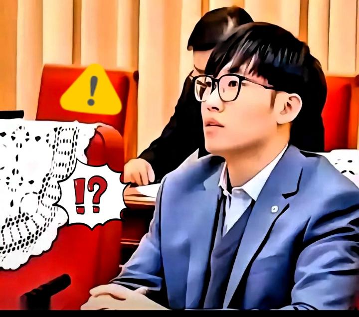 梁文锋当年那句狂话，今天全应验了。他说，量化最后要把价值投资的钱也一起端了。