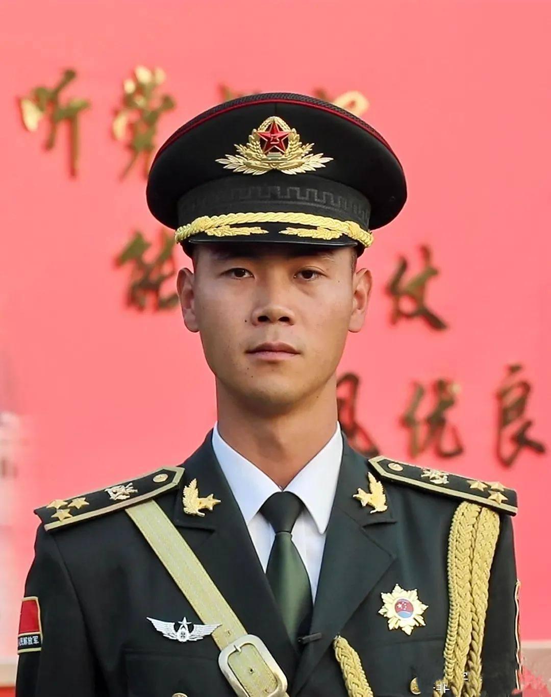 张威的天安门追梦故事30斤旗杆磨破13双手套，河南娃张威太厉害了！1