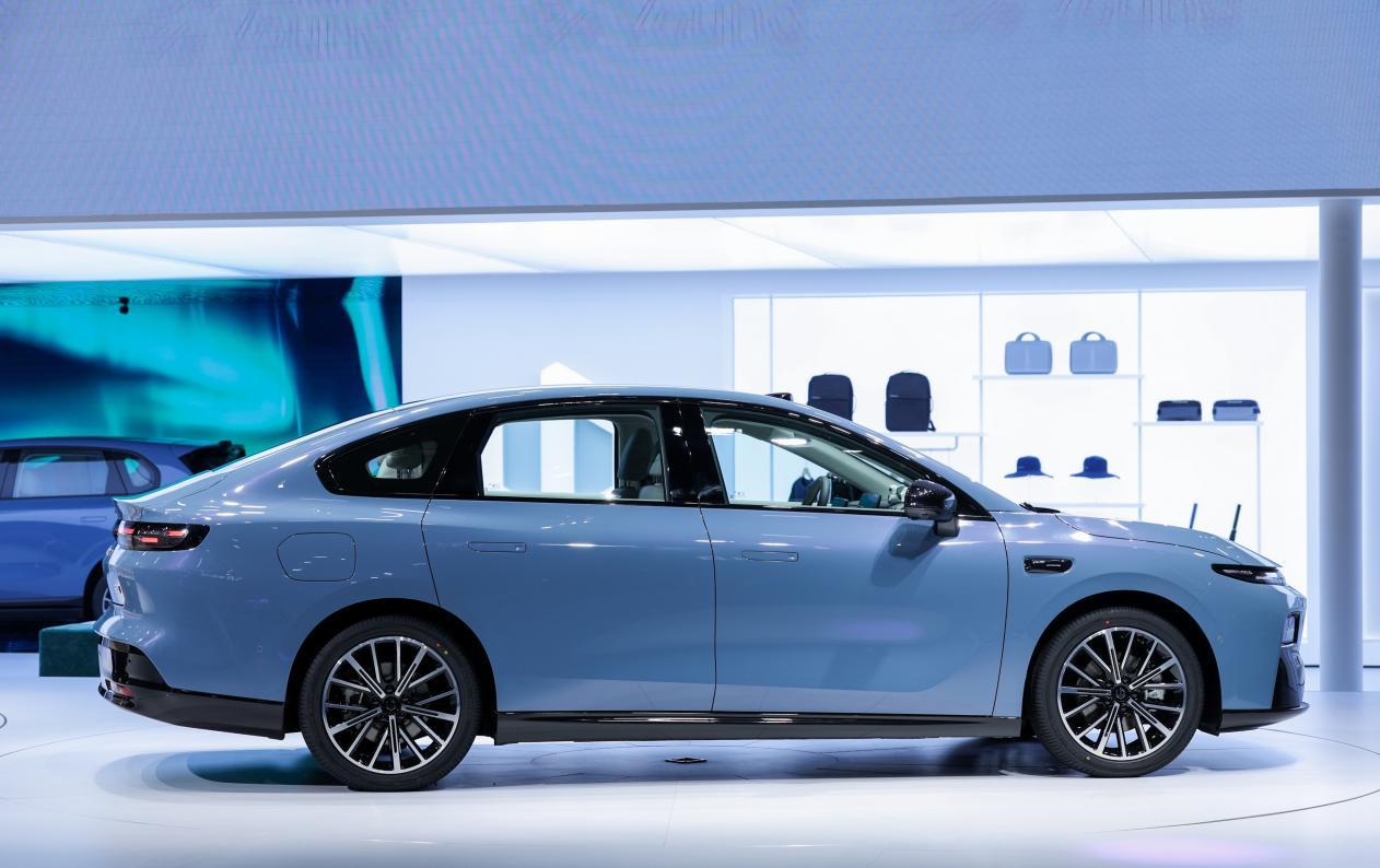 10万级家用车空间对决：零跑B01如何用A0级价格实现B级车体验？