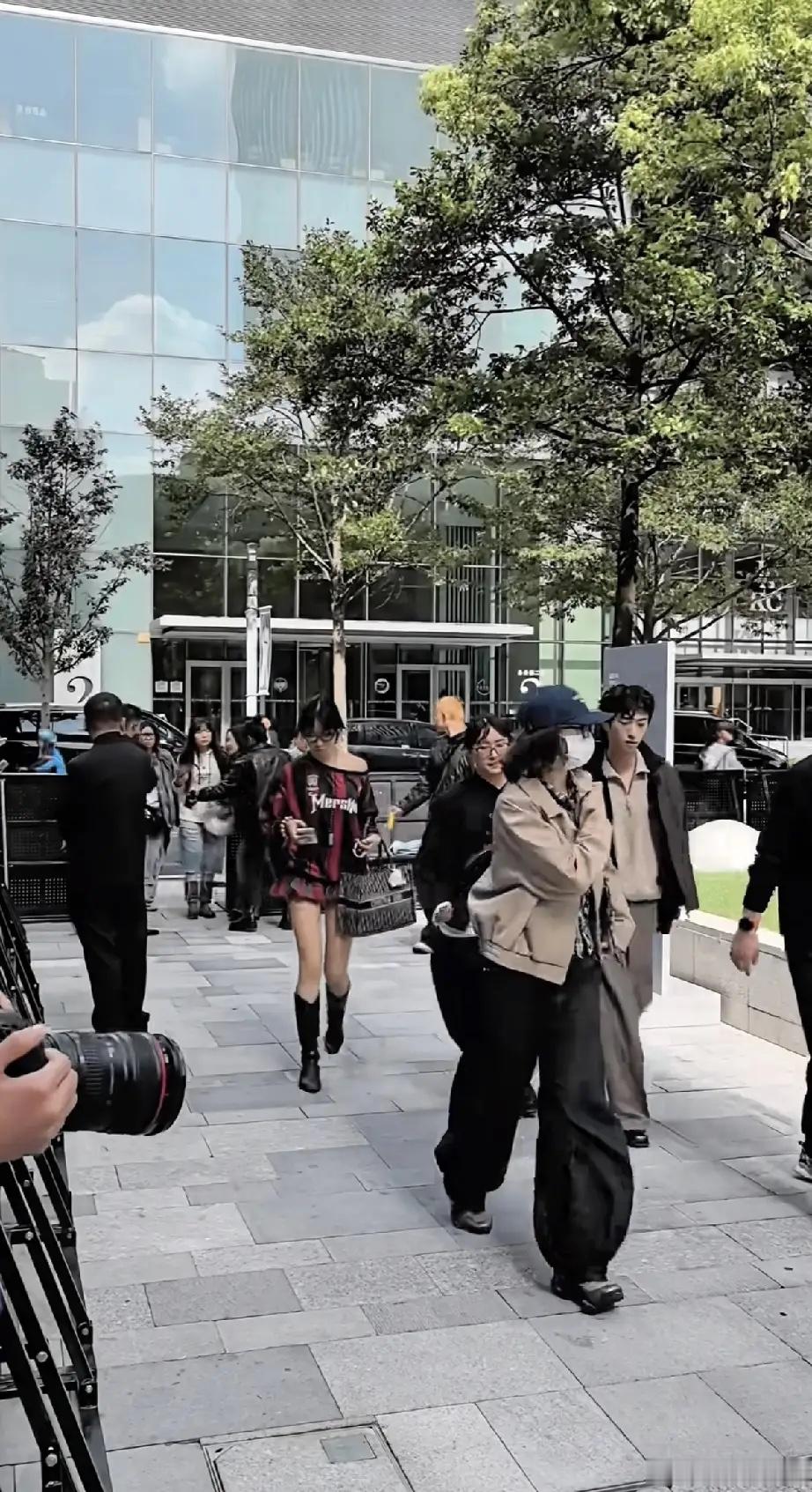 伊能静的儿子恩利现身上海参加波司登快闪店活动，走路扭扭捏捏的，有点像女性，果然他