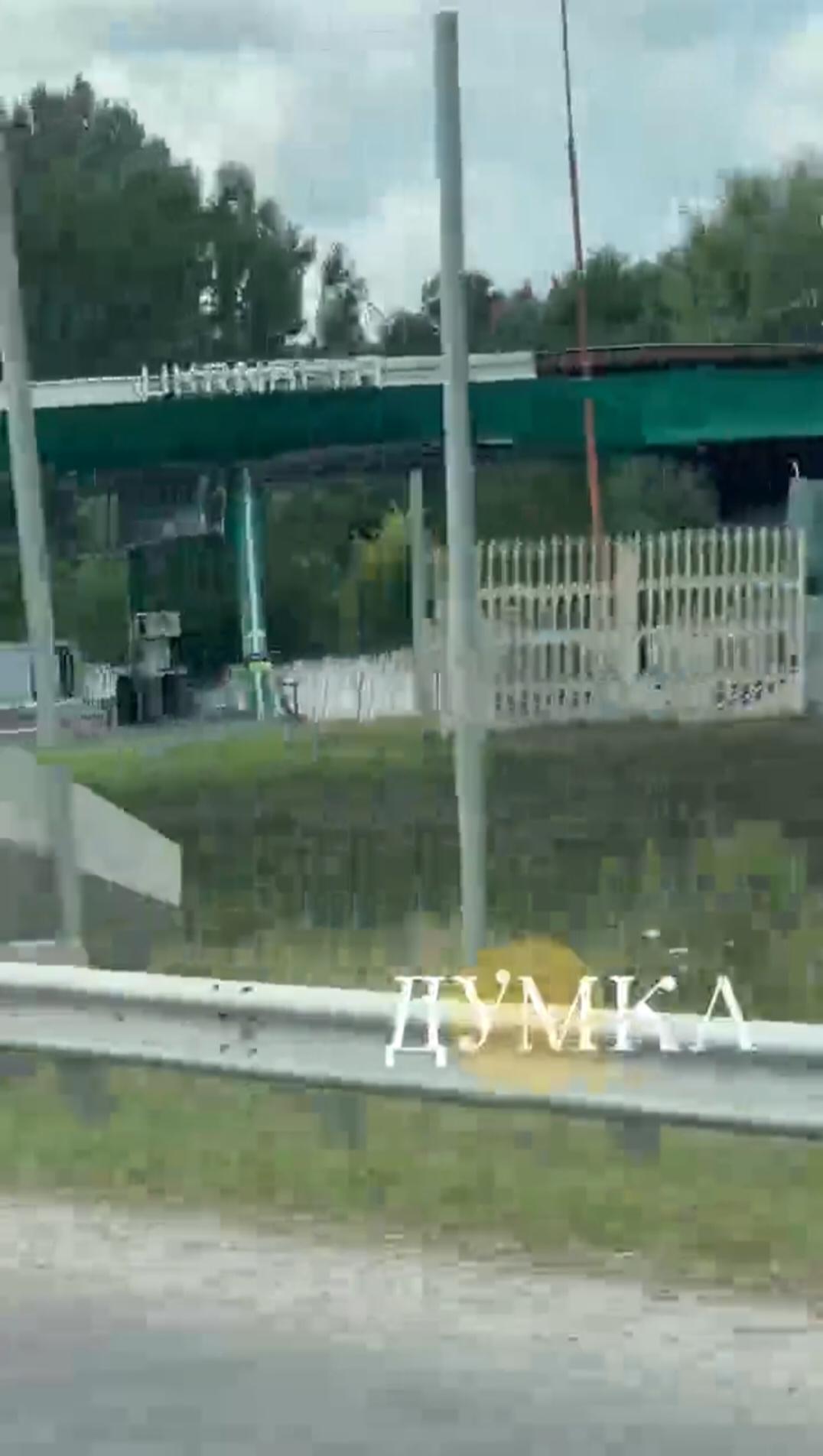俄军对哈尔科夫州与波尔塔瓦州交界处的加油站持续打击，摧毁了楚托沃及沿波尔塔瓦公路