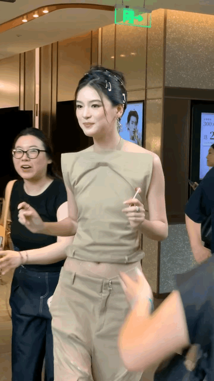 又是一个可怜的孩子，爷爷带大的