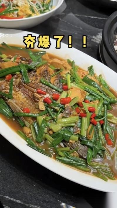 43岁的林丹变化好大呀，头染着奶奶灰头发，脸上纹了眉，手上刺青双手戴着金镯子比老