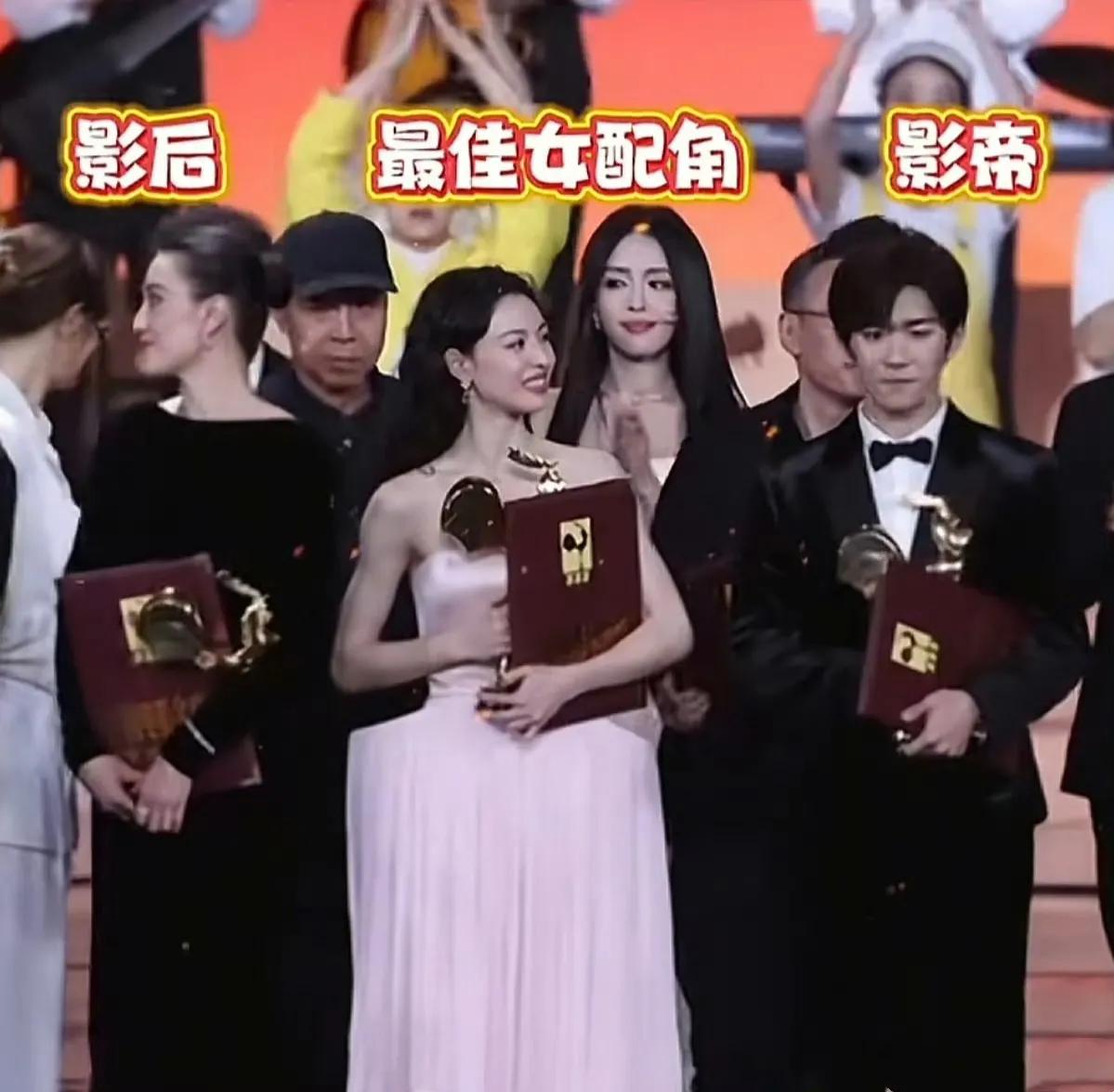 钟楚曦又“抢C位”？这次我们可能真错怪她了！刚拿金鸡奖最佳女配的钟楚曦，还没从喜