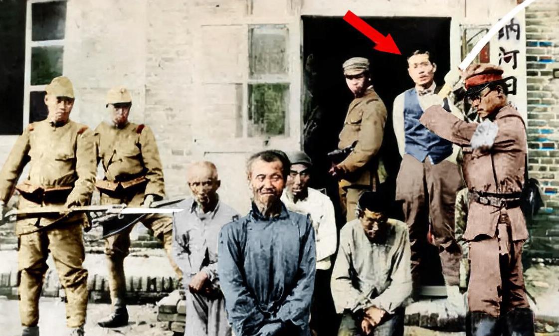 这四位英勇无畏的老人，即将被日寇砍头，面对凶残的杀戮，他们坦然自若的气势，令人肃