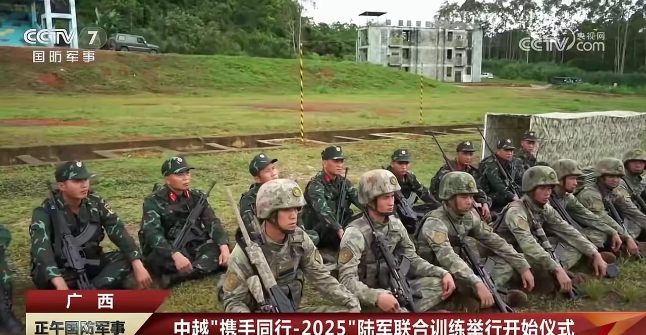 这个画面很有意思，前面的解放军连枪支携带的方向都是一样的，而反观后面的越南军队，