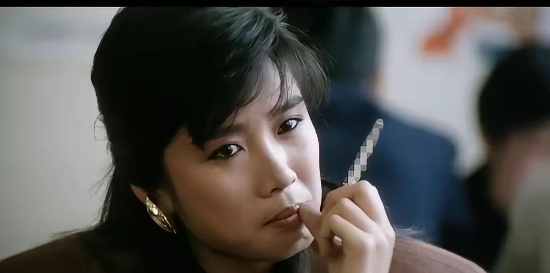 她就很奇怪，一点都不好看，但是很性感。去看看李修贤，任达华的贼王，会有惊喜[捂