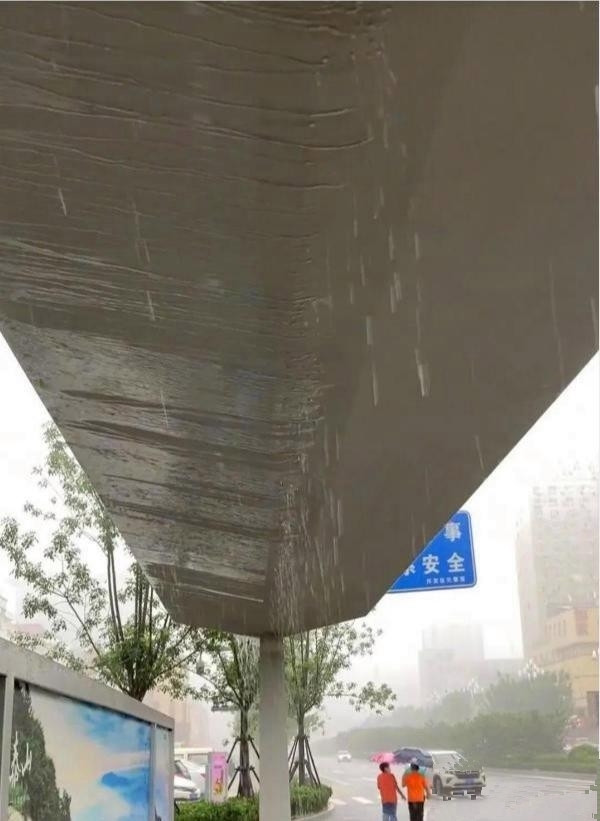 以前下雨我们可以在这下面躲雨，现在一下雨全流在中间了，不知道为啥这样设计？