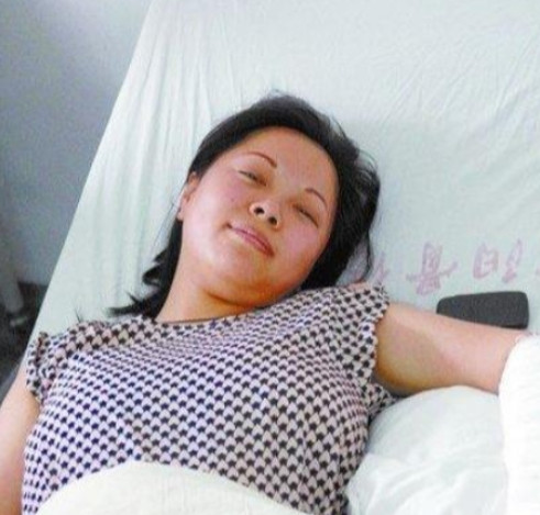 2011年，杭州一位母亲徒手就接住了从十楼坠落的小孩，本该被夸奖的她只因收了二十