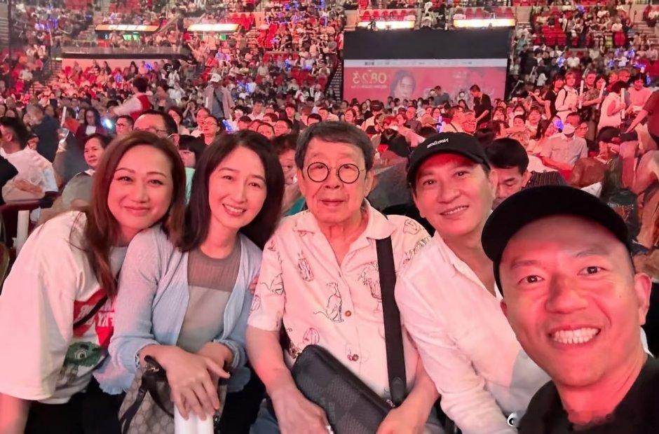 张家辉、关咏荷看演唱会，荷姐还是没啥变化​​​