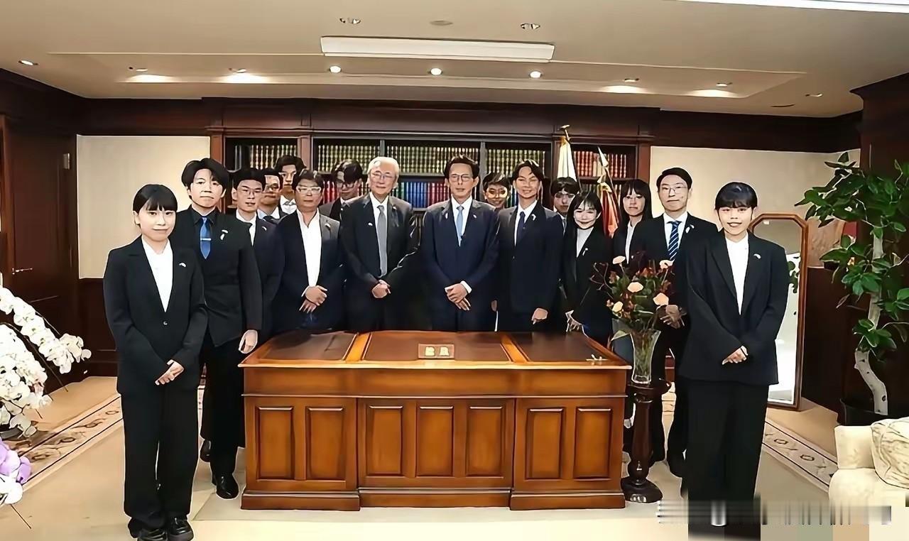 “郑黄会”以后，黄国昌本来是人气正旺的时候，可是去了一趟日本，拍了一张被岛内成为