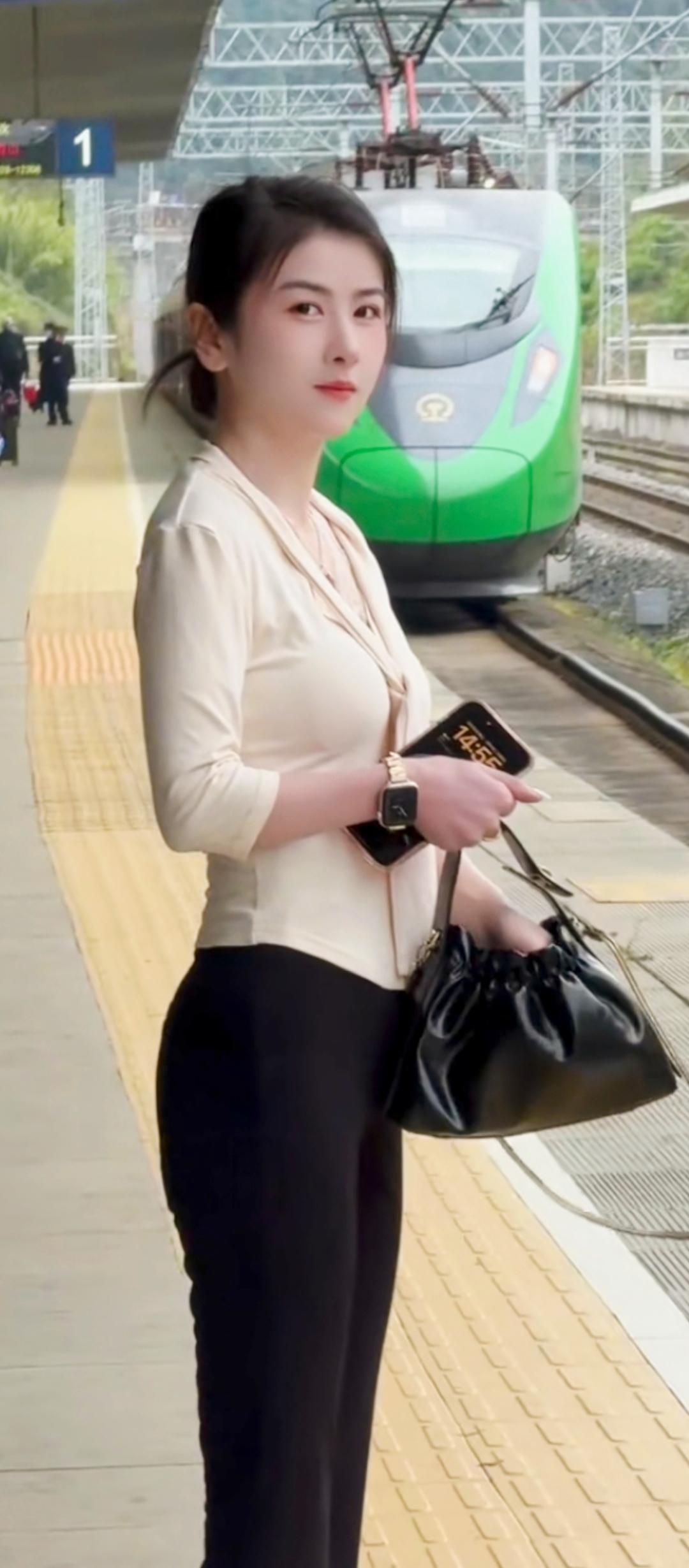 绿车临站台，佳人立春风。