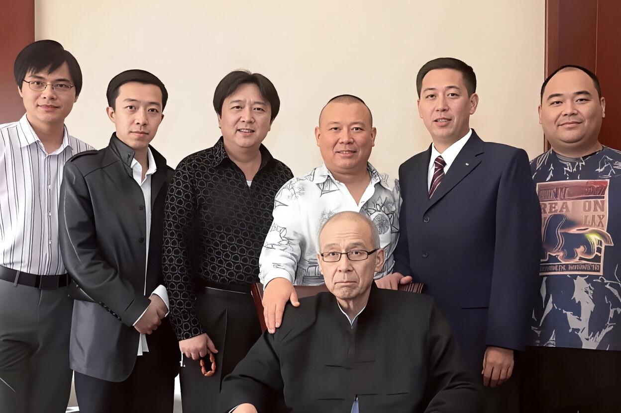 这张照片我一眼就认出了当初德云社的创始人张文顺，郭德纲与李菁，只是李菁后来退出了