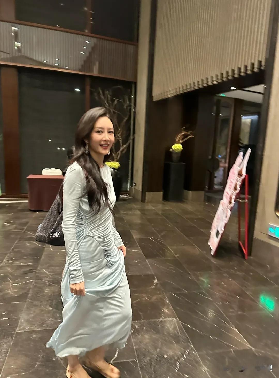 王鸥现身央视七夕晚会的录制，自从做了妈妈后，我发现她的气质越来越优雅、温婉了，眉