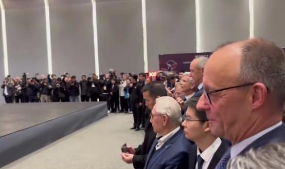 默茨对宇树科技的访问心情是十分沉重的，同时他也是带着怀疑的眼光来的。 作为农