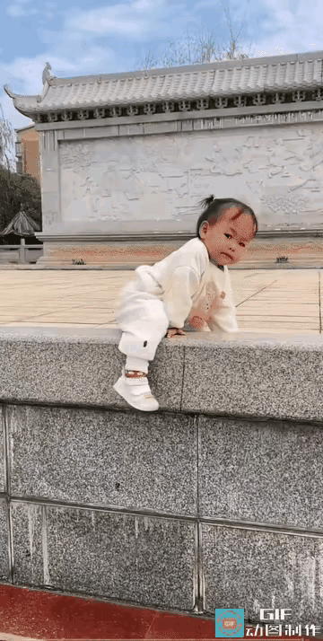 奶奶带着不到两岁的孙女去公园玩，刚跟人聊了两句的功夫，一扭头，孩子居然自己爬下了