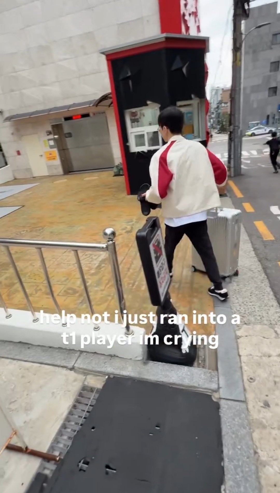 就这么拿着拖鞋啊crhernamejess