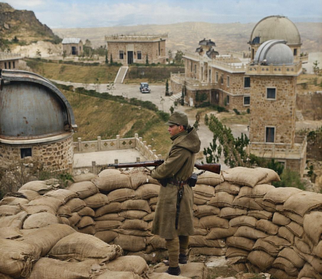 1938年，日军占领南京紫金山天文台，一名身着冬装、头戴钢盔的日本士兵，肩背步枪