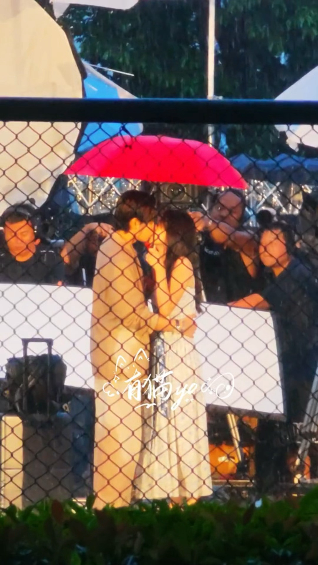 啊啊啊啊卧槽是混着雨水的亲亲嘛…周也胡先煦雨中接吻路透周也