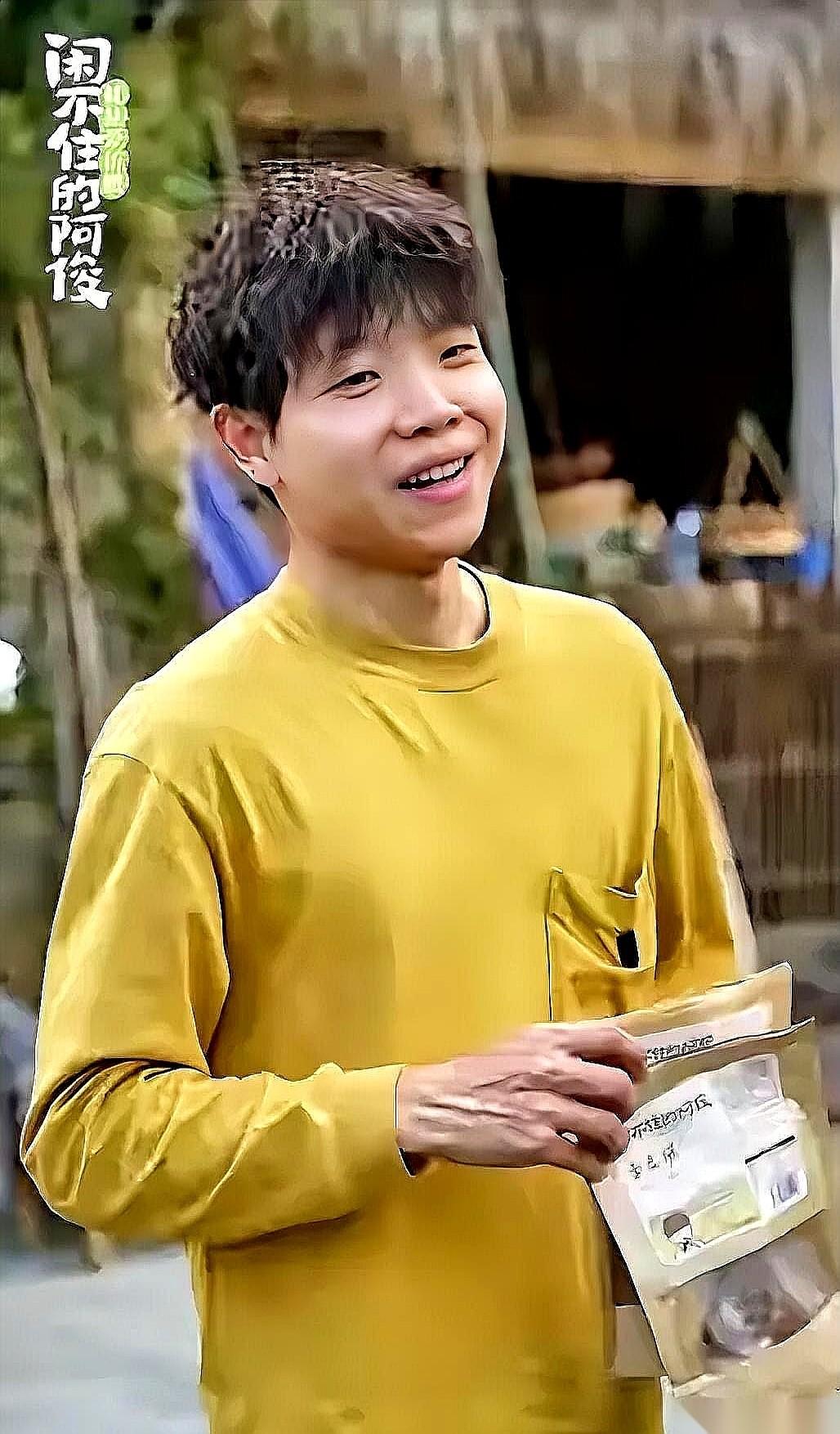 “你就是个臭打工的。”这话，是一个两千万粉丝的大网红，对他大学睡上铺的兄弟说的