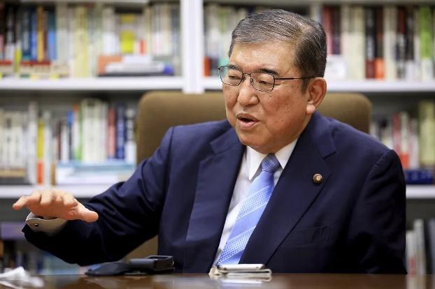 石破茂怒批“低村晚草”！【新华社】日本前任首相石破茂11月13日在日本TBS电