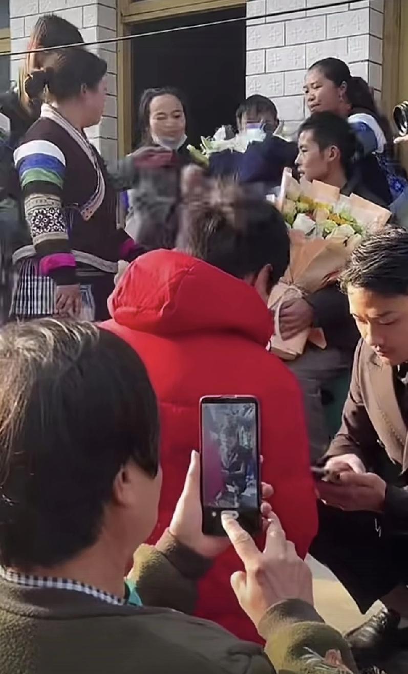 荒野刀疤哥不明就里的还以为刀疤哥英雄归来，衣锦还乡，升官发财了[捂脸哭][我想