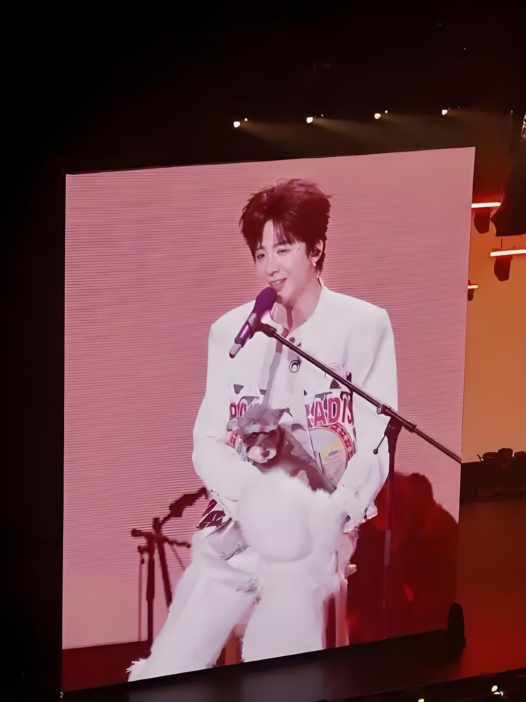 11月15日，刘宇宁在北京举办个人演唱会，不仅吸引了大批粉丝，还带动了剧组成员一