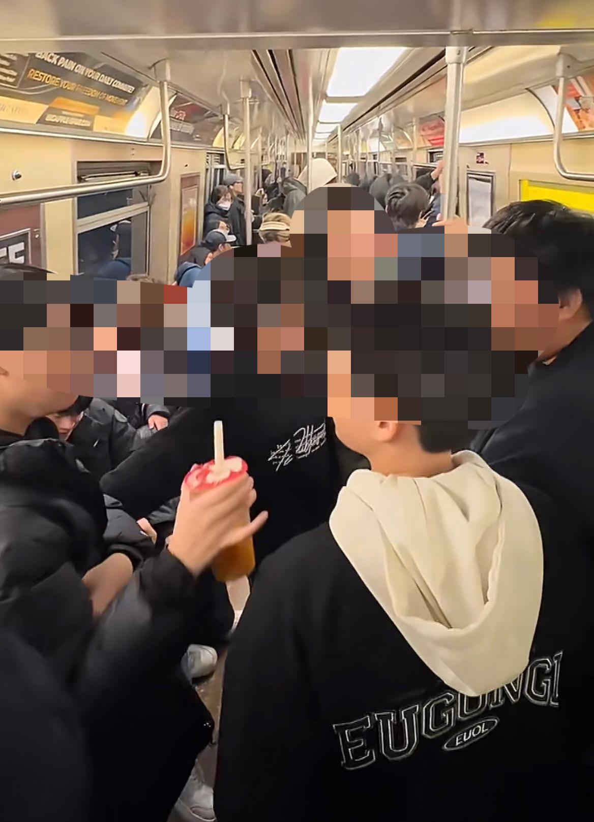 网友在纽约地铁遇到几个十几岁的华人小孩，喝着蜜雪冰城，说着中文谈论苹果，华为，三