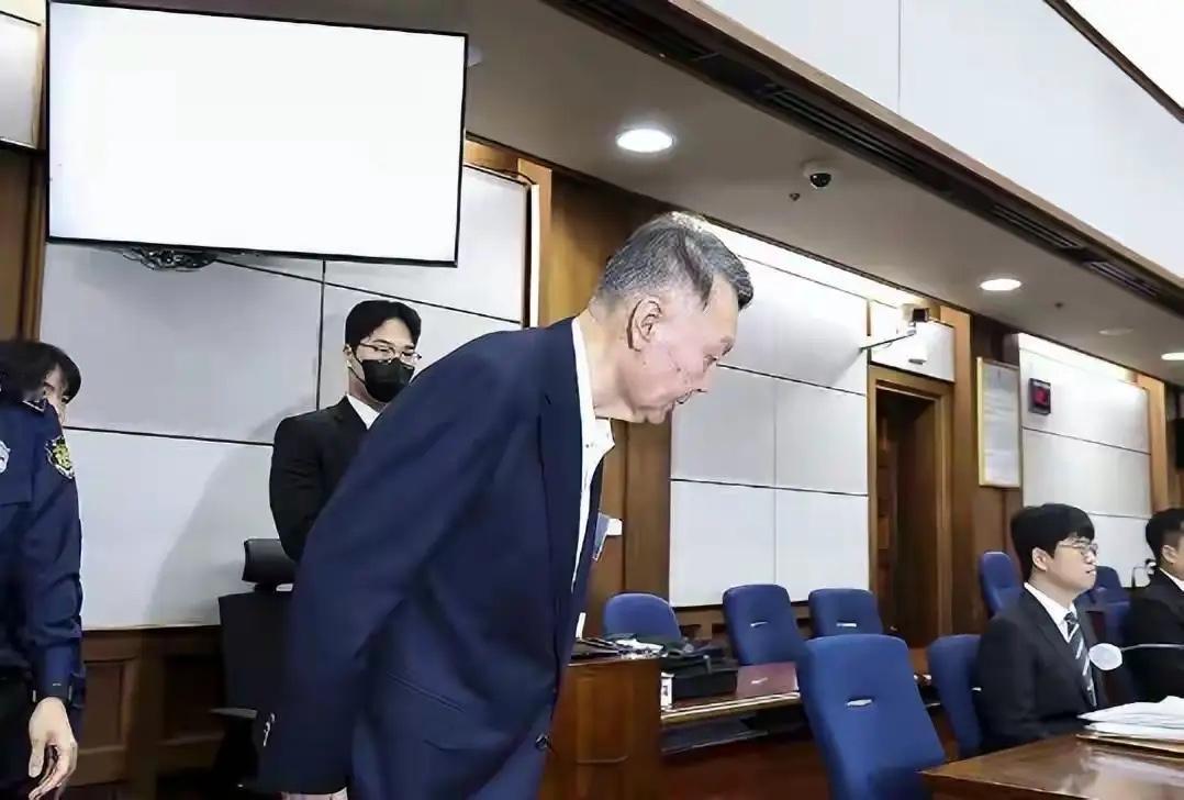 唉，去出庭时还铐上了手铐和束缚带，几个月折腾下来瘦的不成样了，下巴下面的皮肤也松