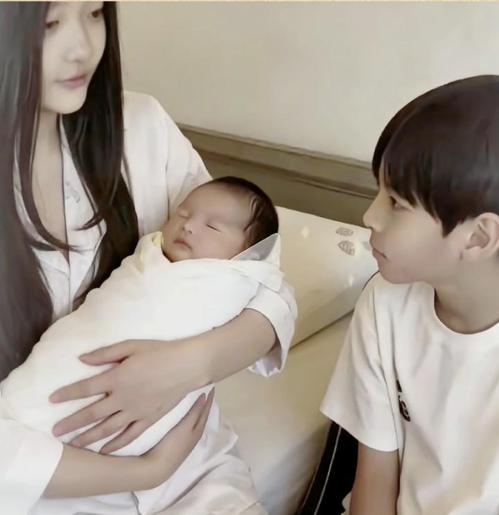 小玥儿姐弟俩去医院看刚出生的小弟弟，这画面真的太暖了！我就想说，小玥儿抱