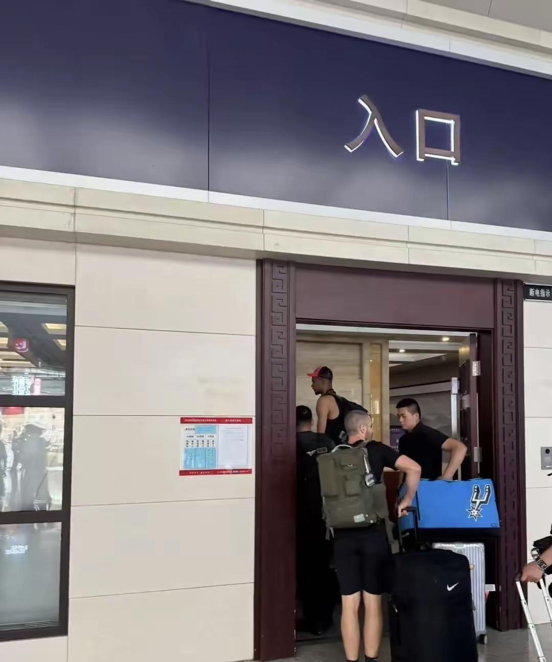 文班亚马终于回去了，这一波少林之旅，他直接拿到了一段武僧得称号，也算不虚此行了。