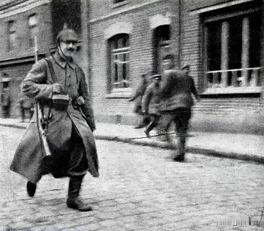 希特勒背着步枪去送情报苏格兰博士在历史档案中发现的一张罕见照：1915年5月一