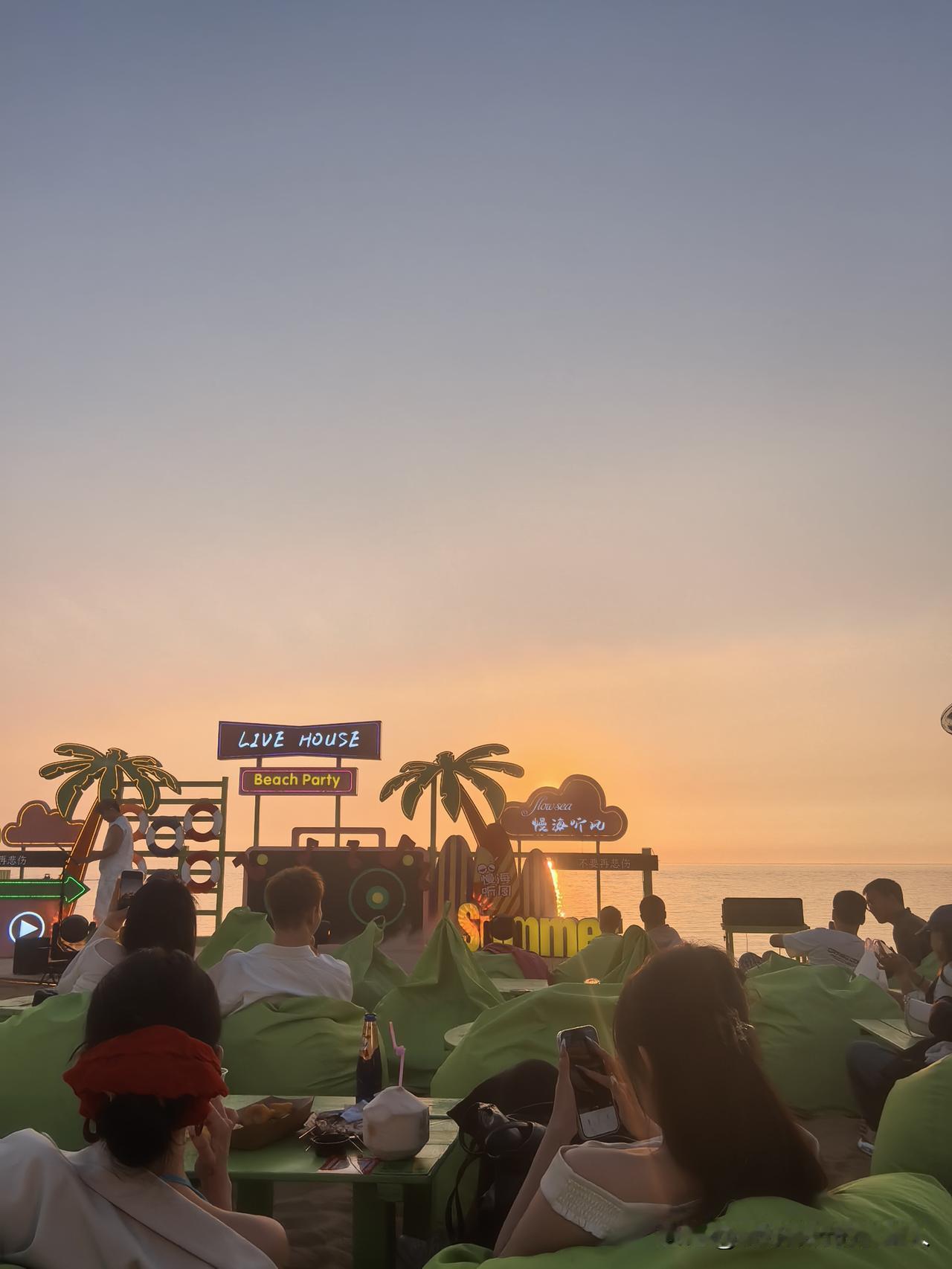 今天山东自驾游第三天。早晨起来在酒店吃了自助餐，随后开车去了刘公岛那边，游览了退