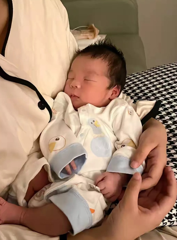 有个男的怀疑他老婆出轨了。他老婆刚生了儿子还没满月呢，这男的就想做DNA鉴定