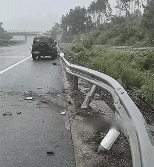 被撞歪的路边护栏是这样修复的