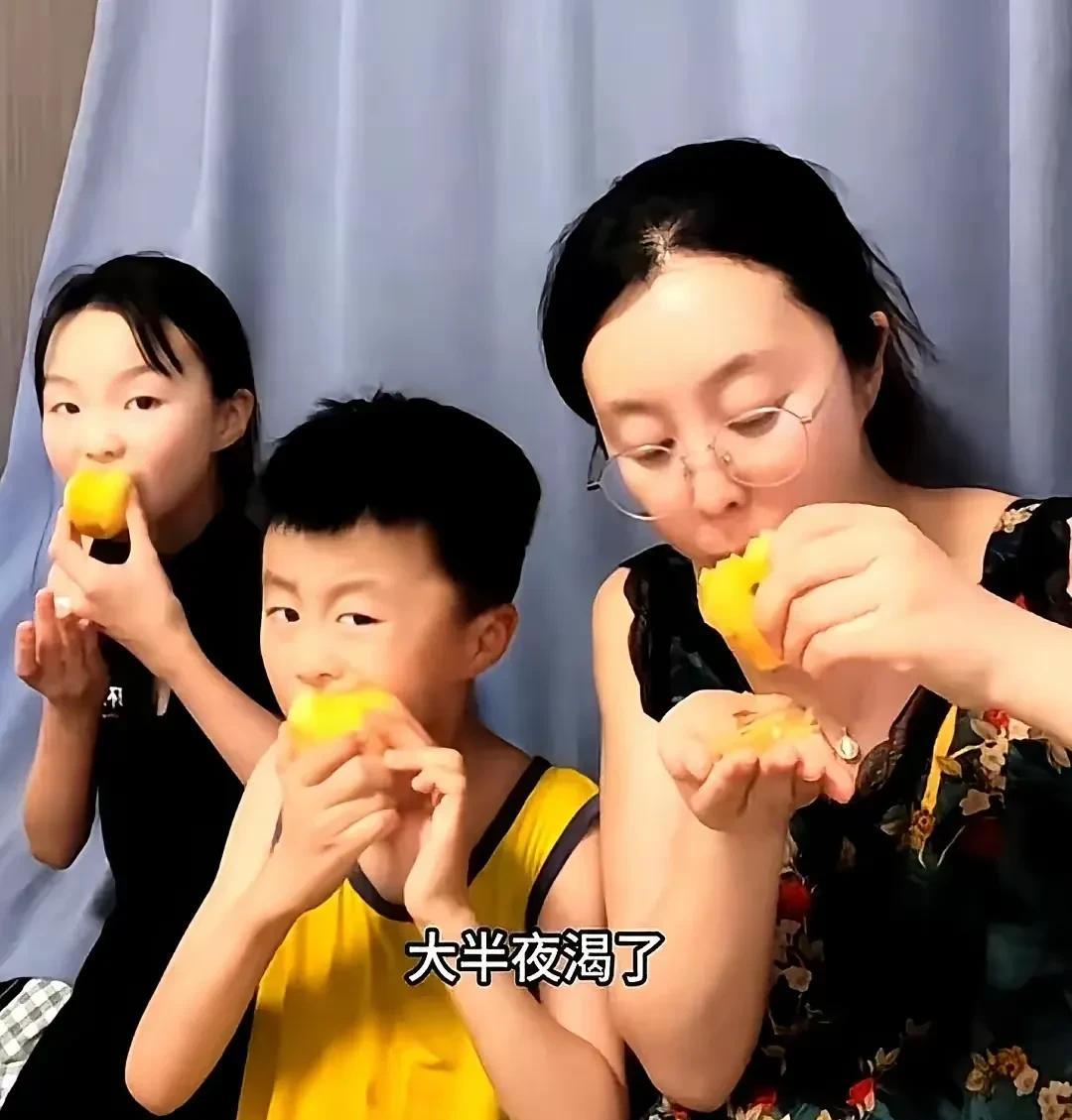 田静果然是懂流量的，带着孩子直播，确实有看头，儿子还大大方方夸奖人参果的口感。