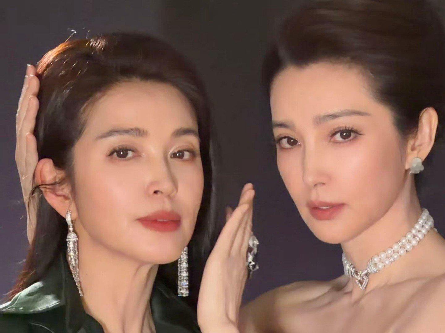 李冰冰晒和妹妹李雪合照看到合照的第一反应就是，这也太像了吧。姐妹俩的眉眼和神态，