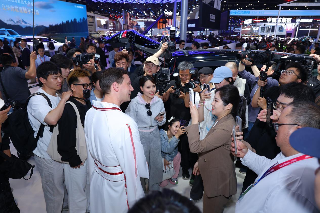 最强大脑+最强躯体，岚图泰山Ultra诠释新一代旗舰智驾体验！在华为技术发布会