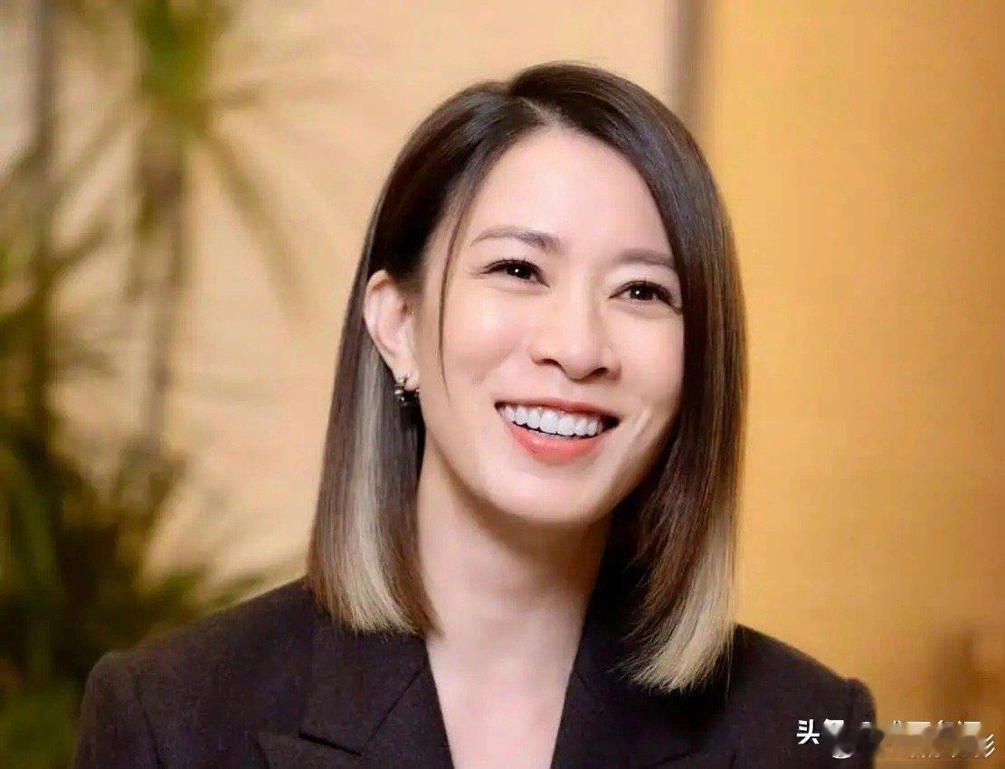 佘诗曼，得激动坏了！娱乐圈里静悄悄，TVB却突然传来爆炸性消息，苦苦熬了7年，这