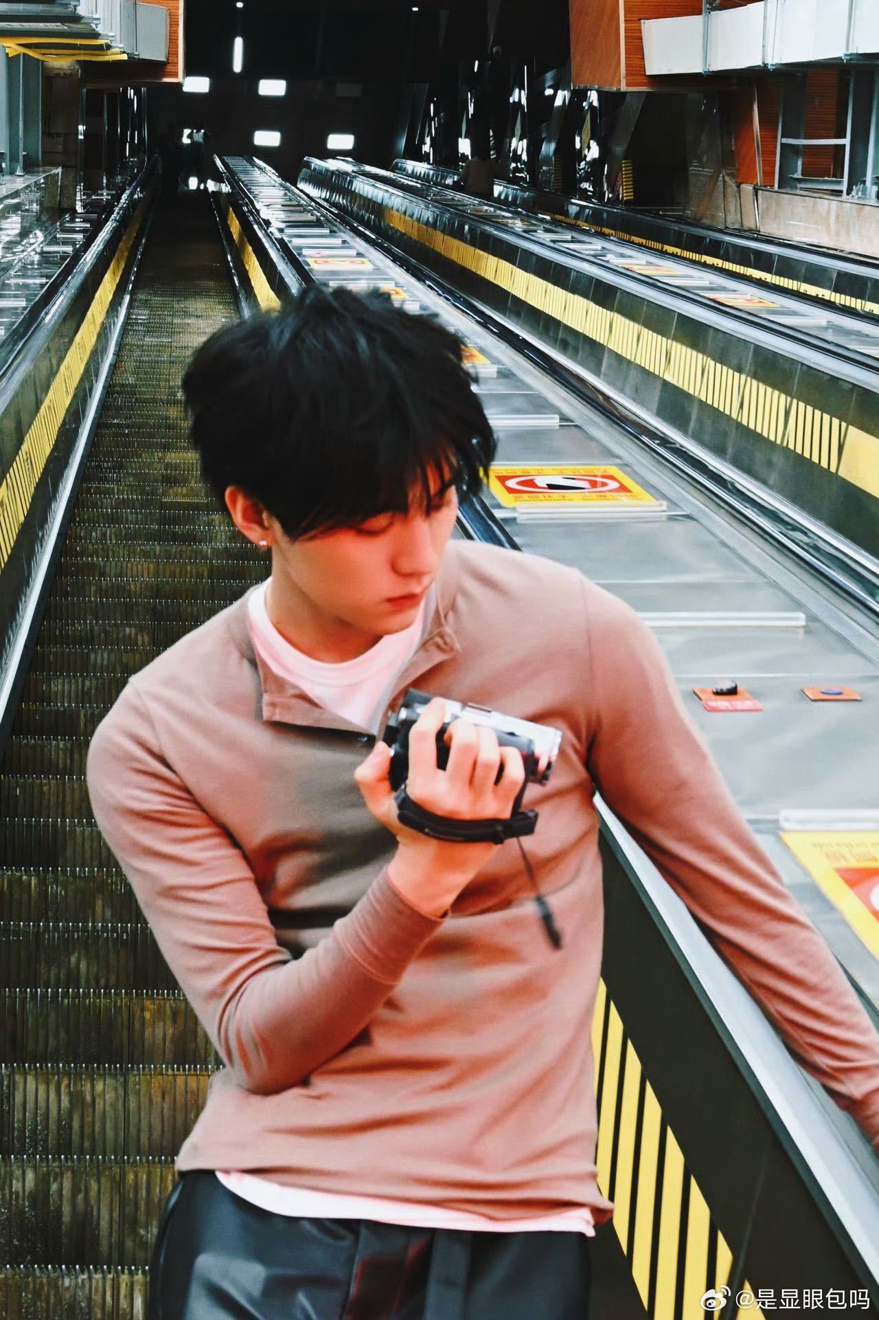 周翊然1天5组物料周翊然58张新图58张新图轮番上线，周翊然颜值状态超绝，多样