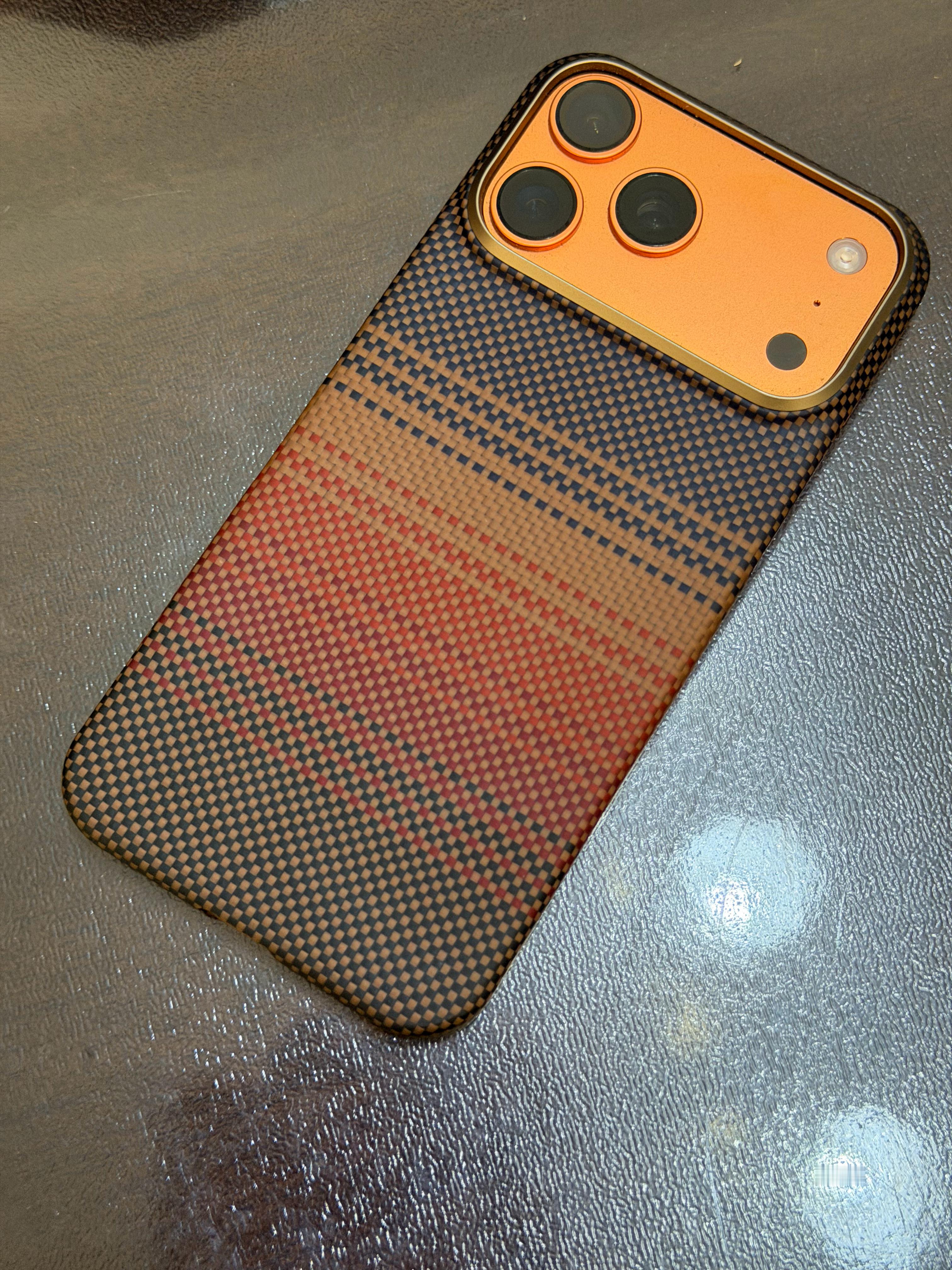 朋友买了1个手机壳，399元，所以，咱们粉丝里面，买的手机壳，有超过100元的吗