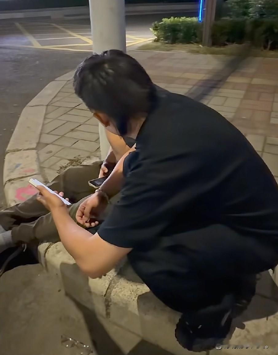 小故事！看到二子走在路上，碰到喝醉酒的老人把人叫醒，要叫车送人回家