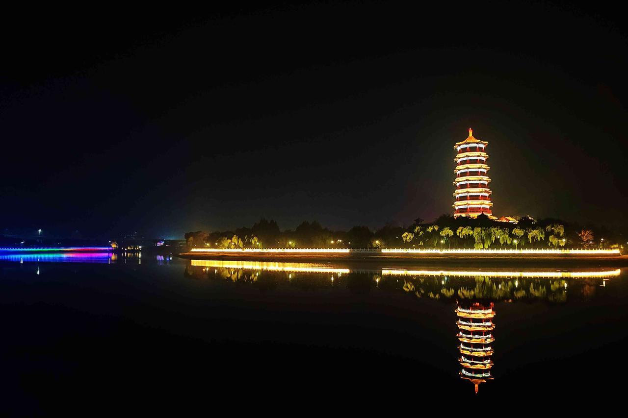 只有一部手机想要拍夜景的时候也能清晰一些，但是旁边的光源不是特别好，我告诉你怎么