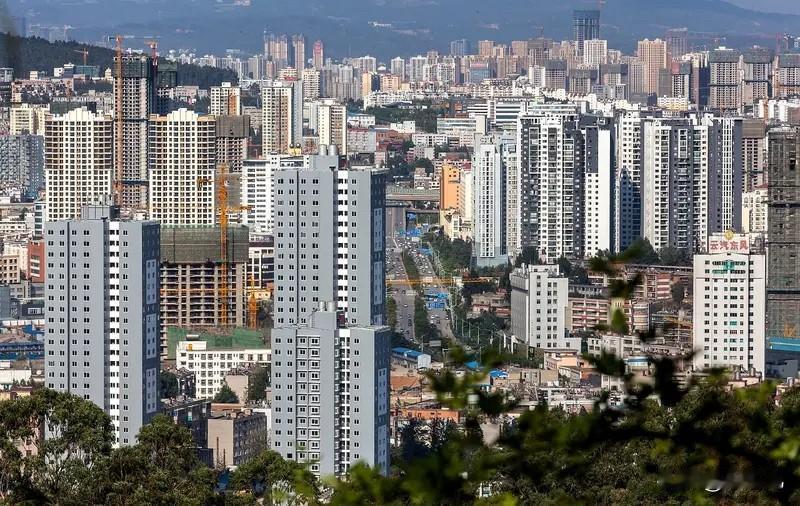 昆明楼市：昆明这四年房价虽有所回落，但对比国内多数城市，整体跌幅相对温和。2