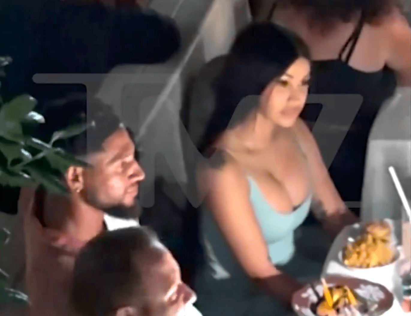 有瓜? 尼日利亚国门被拍到与Cardi B在威尼斯约会, 晚餐奢华